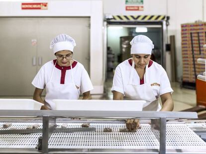 Dos trabajadoras de Dulces Olmedo durante el proceso de producción.