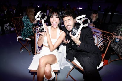 Aitana y Sebastián Yatra, con sus premios LOS40 Music Awards, en la gala celebrada en 2021 en Palma.