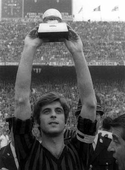 Gianni Rivera levanta el Balón de Oro que ganó en 1969.