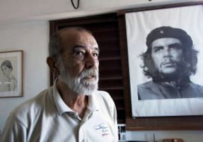 El fotógrafo Alberto Korda junto a su retrato del "Che" Guevara, en el año 2000.