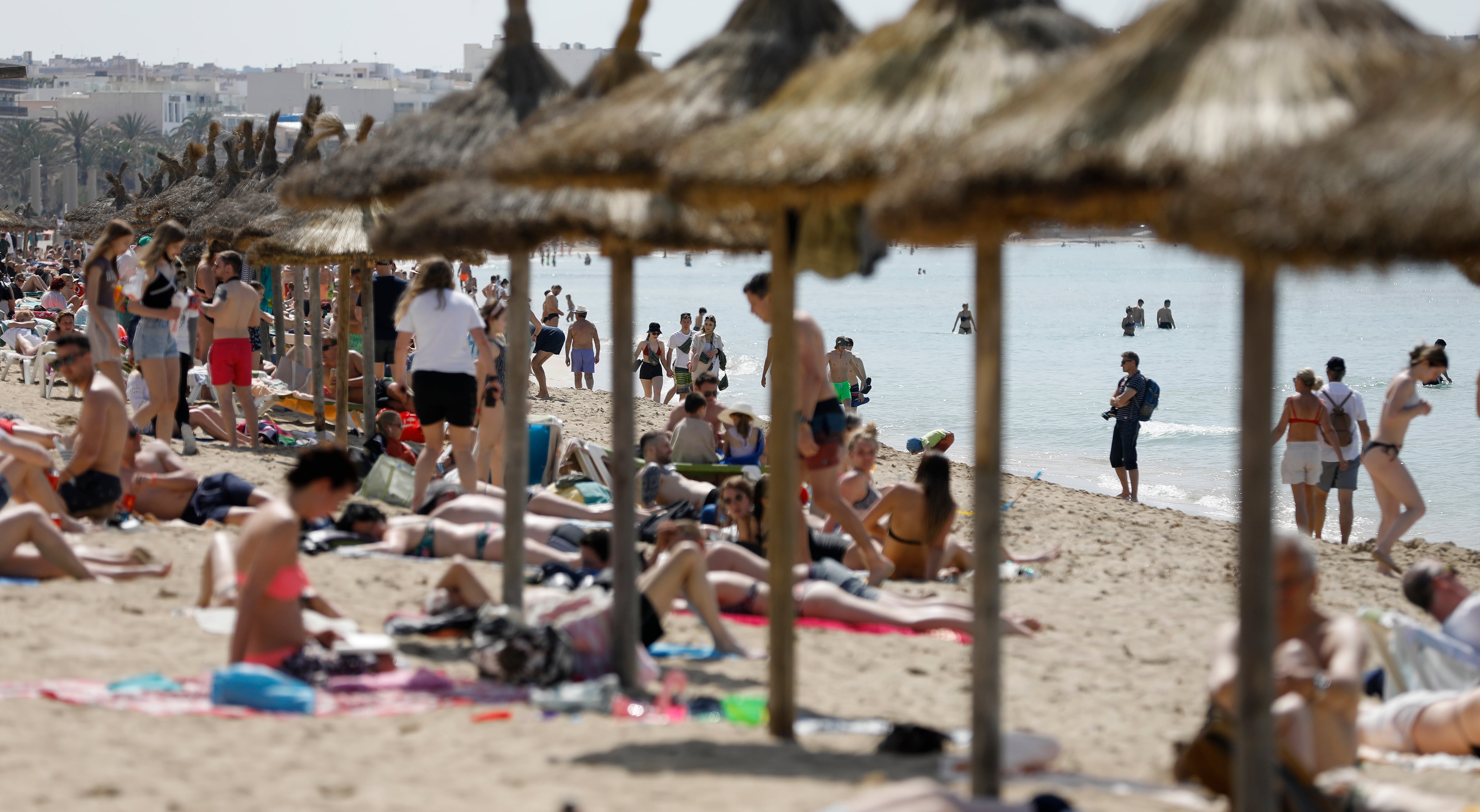 Turistas en la playa del Arenal en Mallorca.