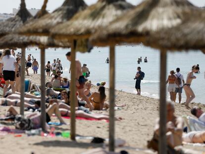 Turistas en la playa del Arenal en Mallorca