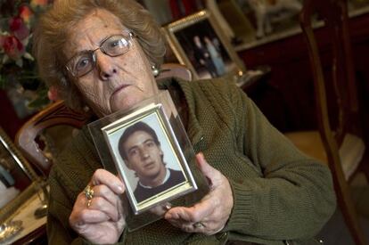 Trinidad Barrera holds up a photo of her son, who is waiting to receive the new triple hepatitis C treatment.