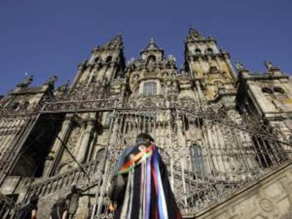 Un integrante de una tuna ante la catedral de Santiago de Compostela. EFE/Archivo