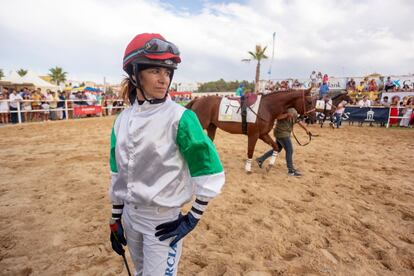 García participa en la carrera con pesos muertos que la igualan a sus compañeros, que pesan más que ella (50 kilos). En la carrera de este martes, su caballo llevaba 10 kilos de más para equiparse a los yóqueis que corren junto a ella. La jinete cree que esta sobrecarga no es del todo justa porque “no es lo mismo tener ese peso en músculo que muerto y estático”.