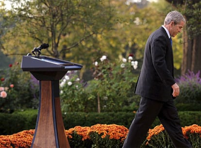 El presidente de EE UU, George W. Bush, momentos después de explicar ante la prensa el nuevo plan de inyección de liquidez diseñado por la Casa Blanca