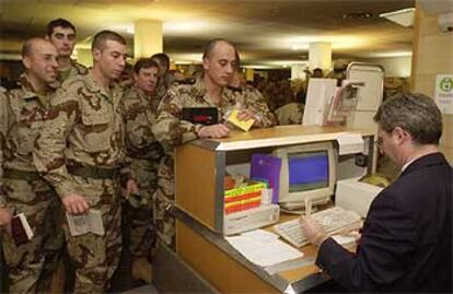 La suspensión y posterior autorización del relevo provocó tensión e inquietud entre los militares y sus familiares, que esperaban con nerviosismo el momento de partir hacia Irak. En esta foto, los soldados facturan sus equipajes en el aeropuerto de Zaragoza.