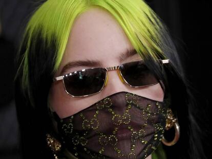 La artista Billie Eilish lleva una mascarilla de Gucci.