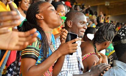 Unos aficionados jalean a la selección durante el partido contra Ghana en el estadio Ahamdou Ahidjo de Yaoundé.