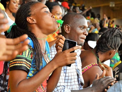 Unos aficionados jalean a la selección durante el partido contra Ghana en el estadio Ahamdou Ahidjo de Yaoundé.