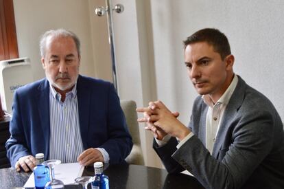 El candidato socialista a la presidencia de la Comunidad de Madrid, Juan Lobato, (derecha) reunido con el presidente de la Asociación Madrileña de Empresarios de Restauración, Antonio Galán, el 12 de mayo de 2023.