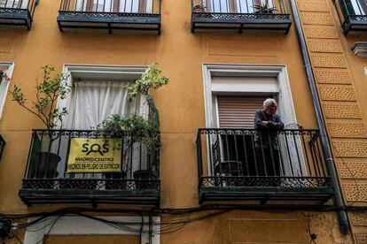 Un vecino de la calle del Olmo en Lavapiés. 