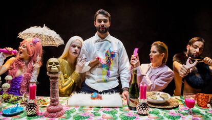El chef Javier Aranda, con la chaquetilla manchada de pintura, en una imagen promocional de El Hortera.