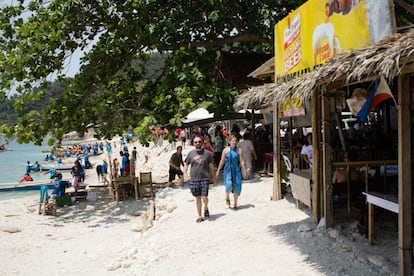 Oslob ha creado una industria estimada en un millón de euros anuales (el doble de la de Donsol). Se han multiplicado los restaurantes y negocios a pie de playa, beneficiando a la economía local.