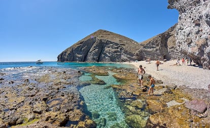 Roquedo volcánico en la playa de los Muertos, en Cabo de Gata (Almería).