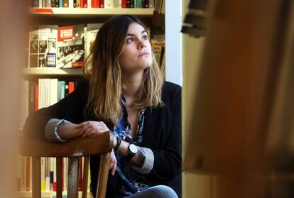 La poeta Elvira Sastre, el pasado enero, en una librería de Madrid.