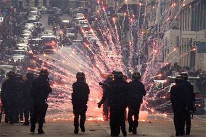 Varios policías repelen un ataque tras la manifestación de ayer en Bastia contra la privatización de una naviera.