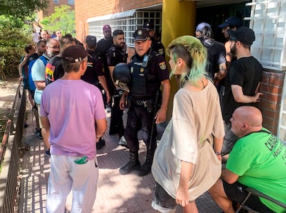 Agentes de la Policía Nacional en el domicilio de Amparo Espino, este miércoles. 