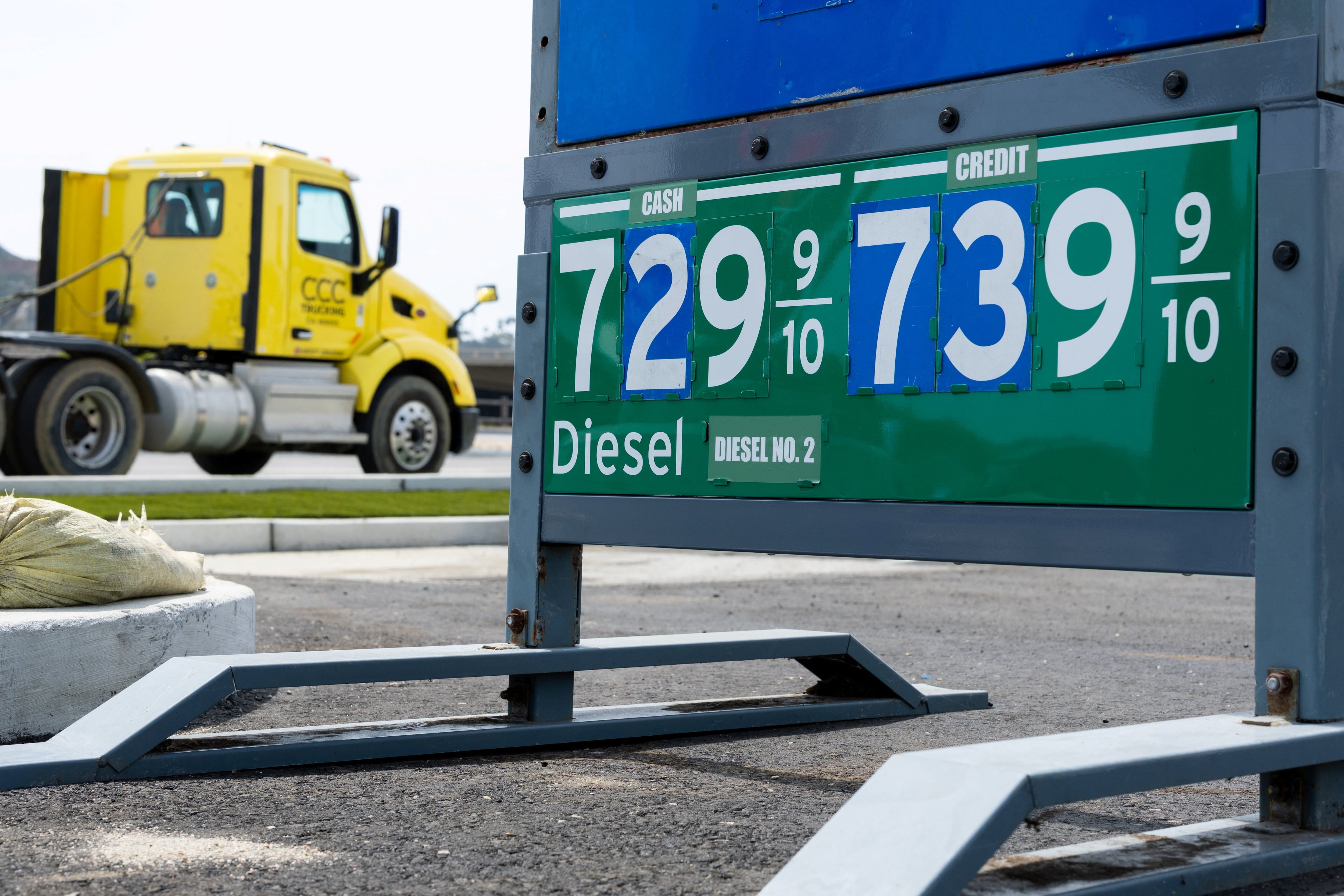 El precio del galón de gasolina en Estados Unidos supera los cuatro dólares por primera vez desde 2022 y desata las críticas a Trump