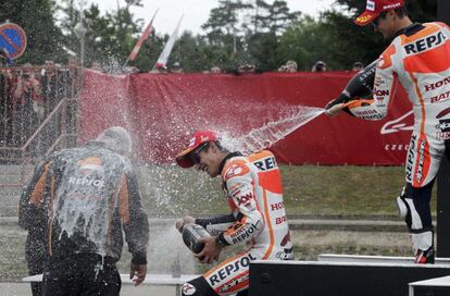 Pedrosa riega de champán a Márquez.