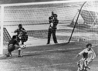 Miguel Reina, portero del Atlético, Irureta y el delantero del Bayern Gerd Müller reaccionan tras el gol del germano George Schwarzenbeck en la final del 74.