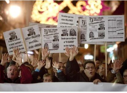 Casi 2.000 vecinos de San Fernando se manifestaron ayer para exigir responsabilidades en el robo de las arcas municipales.