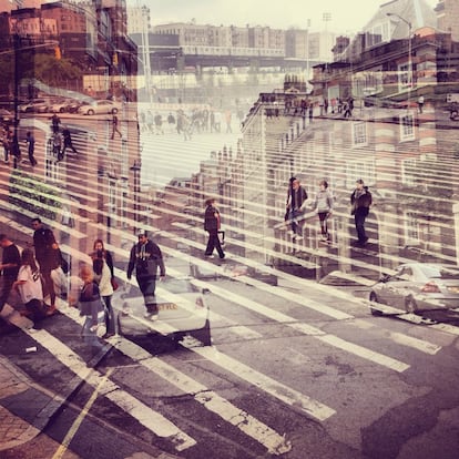 Duas imagens sobrepostas: uma, às portas do Yankee Stadium, em Nova York, e a outra, na Sloane Square, em Londres.