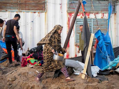 Un grupo de palestinos inspeccionan el lugar de un ataque israelí en un campamento de desplazados en Rafah, en el sur de la franja de Gaza, el 22 de abril.