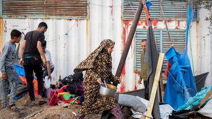 Un grupo de palestinos inspeccionan el lugar de un ataque israelí en un campamento de desplazados en Rafah, en el sur de la franja de Gaza, el 22 de abril.