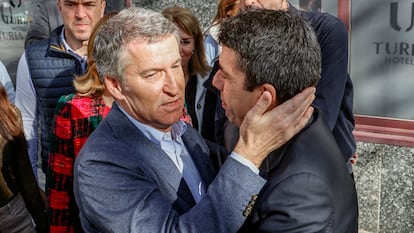 El presidente del PP, Alberto Núñez Feijóo, y el presidente de la Generalitat, Carlos Mazón, en Valencia, en enero.