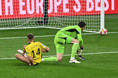 Courtois mira como el disparo de Niclas Fuellkrug del  Dortmund pega en el poste.