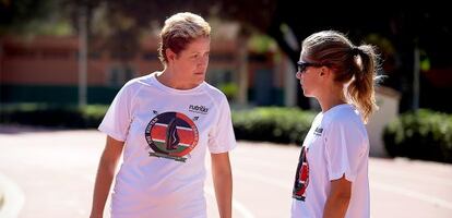 Raquel López conversa en la pista con Raquel Landín, su preparadora.