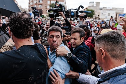 El presidente de la Generalitat valenciana, Carlos Mazón, durante los altercados este domingo en Paiporta.