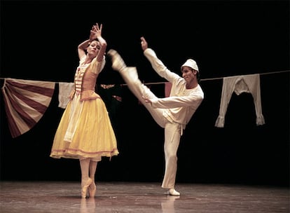 Dos bailarines del Real Ballet Sueco en un momento de la obra <i>Pulcinella y Pimpinella.</i>