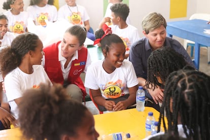 Después de la exhibición, Letizia recorrió las instalaciones del centro educativo, asistió a alguna de las clases y charló con los alumnos. Este colegio también fue uno de los lugares beneficiados del programa de abastecimiento de agua.  