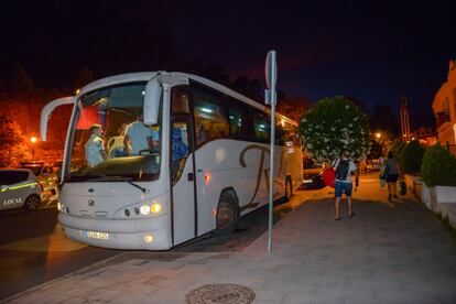 Un autobús esperaba en la noche del miércoles para recoger a los vecinos desalojados de Benahavís (Málaga) por el incendio declarado en Sierra Bermeja. Se ha habilitado el polideportivo municipal para cobijar a los evacuados.