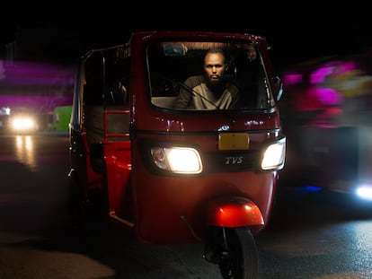 Abdullahu en su tuktuk, en donde trabaja como conductor, ganando alrededor de 10 dólares al día.