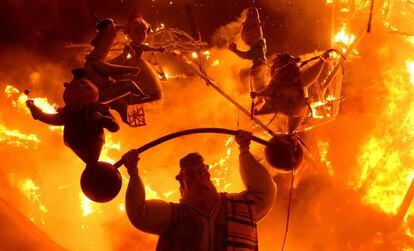 La fiesta culmina el 19 de marzo, cuando el fuego reduce estas esculturas a cenizas como símbolo de la purificación y renovación social para dar la bienvenida a la primavera. En la imagen, varios 'ninots' en llamas durante las Fallas de Valencia.