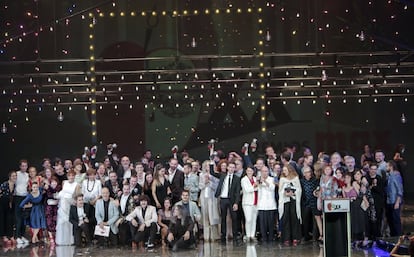 Foto de familia de los premiados en la gala de entrega de la vigésima edición de los Premios Max de las Artes Escénicas celebrada esta noche en el Palau de Les Arts Reina Sofía, en Valencia