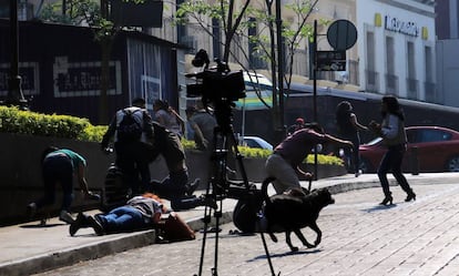 Reporteros huyen tras el tiroteo.