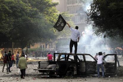 Manifestantes egipcios se enfrentan contra la policía antidisturbios durante una protesta cerca de la embajada de Estados Unidos en El Cairo.