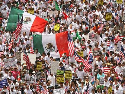 Miles de manifestantes desfilan con banderas de EE UU y de México por el centro de Los Ángeles (California) para exigir respeto a los inmigrantes.