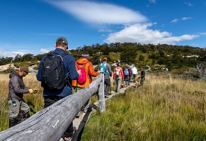 Paso de turistas durante los trabajos de mantenimiento de sendas en el sendero Fitz Roy, kilómetro 7, por parte de la Brigada de Sendas (PNLG). La Administración de Parques Nacionales tiene un presupuesto limitante para la conservación de los senderos naturales. Muchos tramos presentan señales de erosión no solo por la cantidad de turistas; hasta 2009 se autorizaba la circulación a caballo. 