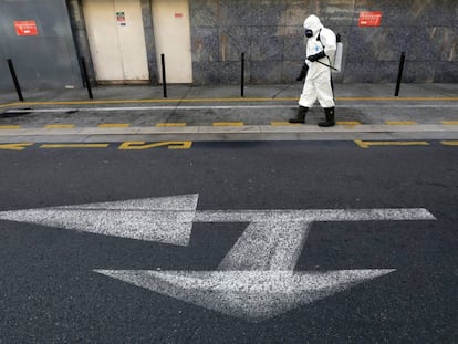 Un trabajador desinfecta una calle de Niza el pasado miércoles 26.