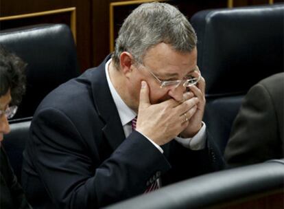 El ministro de Trabajo en funciones, Jesús Caldera, hoy en su escaño, en la jornada del debate de investidura en el Congreso.