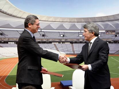 Alberto Ruiz-Gallardón, y el presidente del Atlético de Madrid, Enrique Cerezo, acordaron en diciembre de 2008 que La Peineta fuera el estadio del equipo.