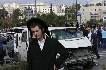 Atentado en Jerusalén en el que un automovilista palestino ha embestido a la multitud causando un muerto y 14 heridos.