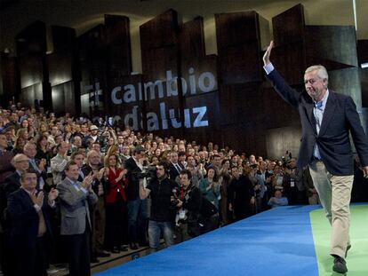 El presidente del Gobierno, Mariano Rajoy, aplaude desde el público a su compañero de partido Javier Arenas, ayer en Málaga.