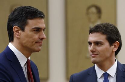 Pedro Sanchez y, a la derecha, el líder de Ciudadanos, Albert Rivera.