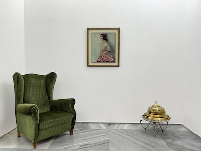 Instalación dedicada a María de los Ángeles López-Roberts, con una obra original de la artista procedente de una colección particular, en la exposición 'Casas y calles' de Diana Larrea en la galería Espacio Mínimo.